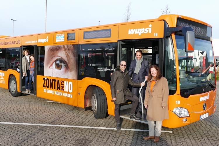 wupsi-Geschäftsführer Marc Kretkowski präsentiert den Zonta-Bus! OB Uwe Richrath und Zonta-Präsidentin Yvonne Hageleit-Schreckenberg sind begeistert!