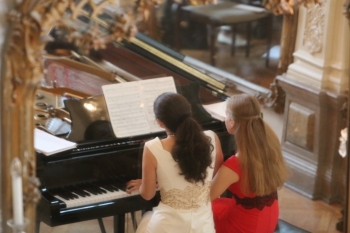 Das Klavierduo Praleski mit Katsiaryna Mikhal und Elmira Sayfullayeva